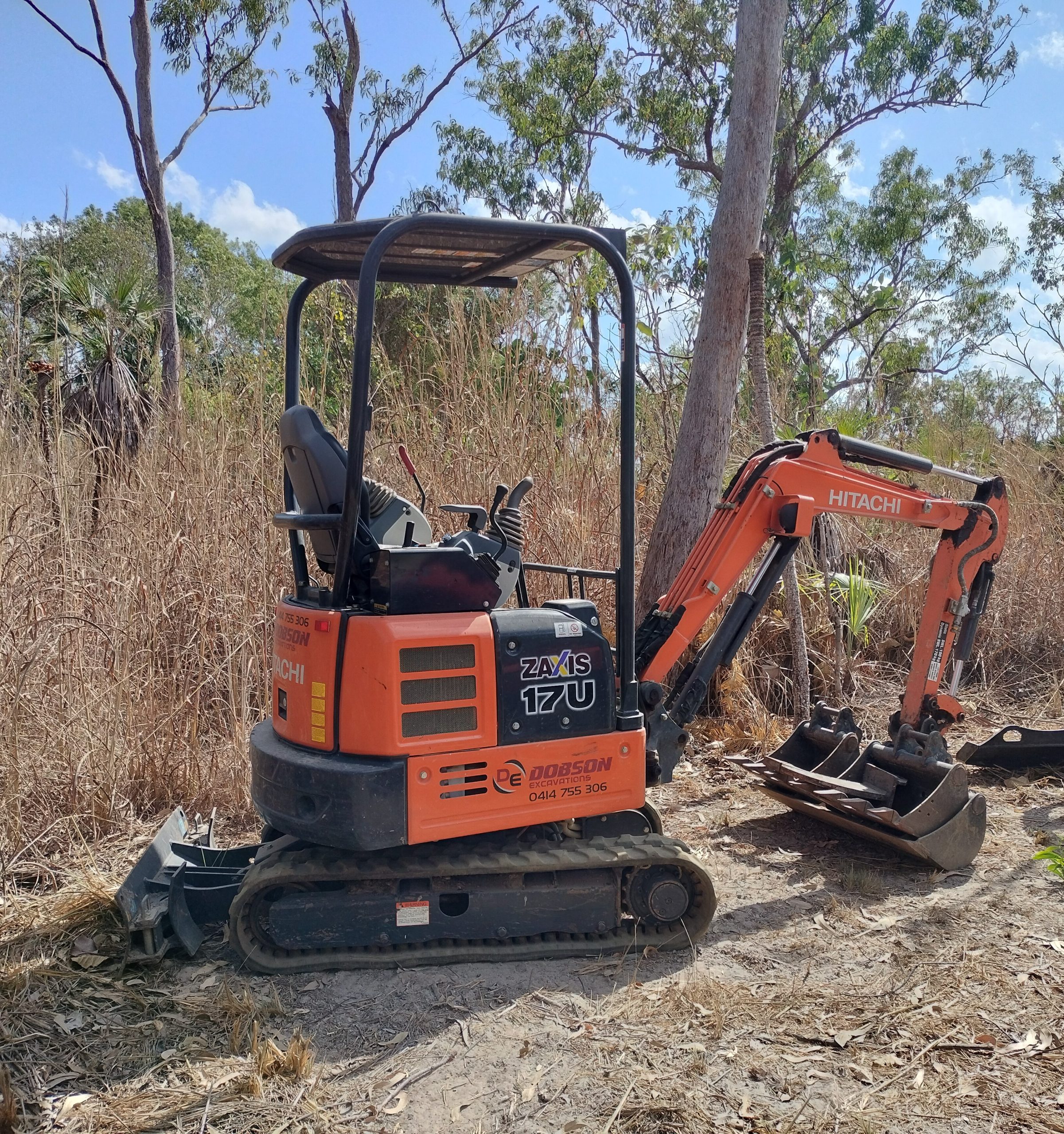 Mini excavator working in a tight access backyard in Darwin